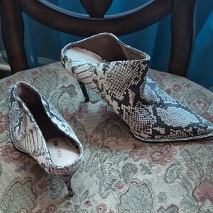 Fashion Nova Black & White Snake-Print Pointed Toe Mule Heels